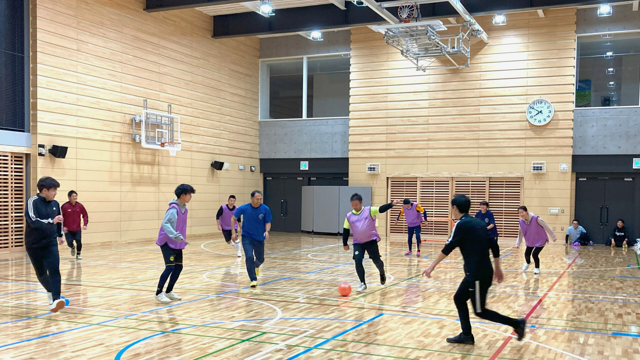 北区神谷のアリーナで中学生から大人まで楽しそうにフットサルをしている様子